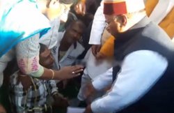 वीडियोःकेंद्रीय मंत्री ने लगाई दिव्यांग को फटकार-कहां पांव पकड़ने से नहीं मिल जाएगी साइकिल