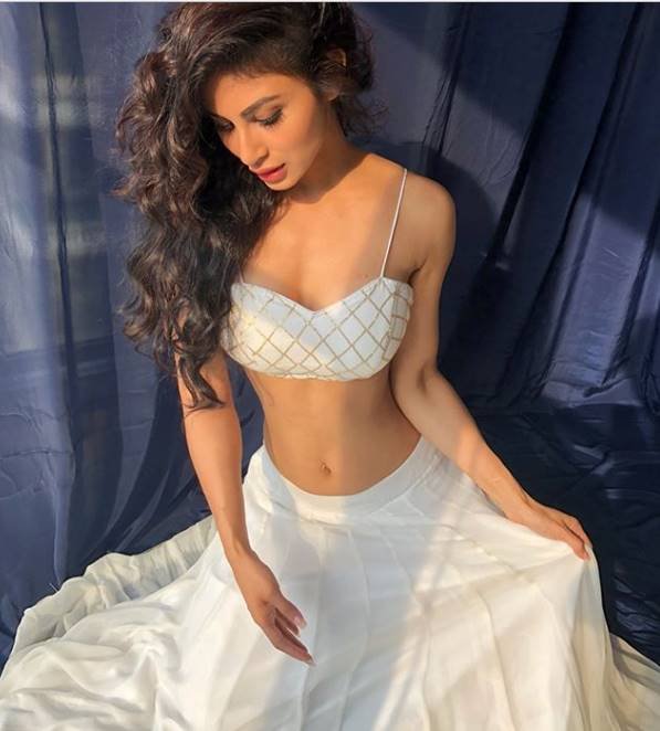 मौनी रॉय ने इंस्टाग्राम पर लेटेस्ट तस्वीरें शेयर की हैं। इन तस्वीरों में मौनी व्हाइट कलर की ड्रेस पहने नजर आ रही हैं, जिनमें जिनमें वह बहुत खूबसूरत लग रही हैं।(फोटो सोर्स- इंस्टाग्राम)