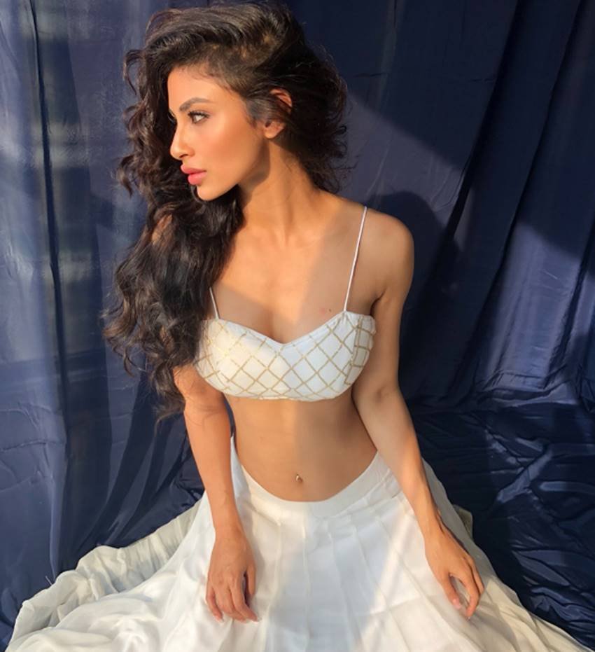टीवी सीरियल 'नागिन' और 'नागिन 2' से फेमस होने वाली एक्ट्रेस मौनी रॉय छोटे पर्दे पर सबसे स्टाइलिश सेलेब्स में हैं। मौनी रॉय जल्द ही बड़े पर्दे पर भी नजर आने वाली हैं। बी-टाउन के खिलाड़ी कहे जाने वाले अक्षय कुमार स्टारर फिल्म 'गोल्ड' से मौनी रॉय फिल्म इंडस्ट्री में कदम रख रही हैं। दूसरी ओर मौनी रॉय सोशल मीडिया पर काफी एक्टिव रहती हैं। वह अक्सर इंस्टाग्राम पर अपनी तस्वीरें पोस्ट करती रहती हैं। हाल ही में उन्होंने कुछ तस्वीरें इंस्टाग्राम अकाउंट पर शेयर की हैं, जो उनके फैंस को पसंद आ रही हैं। मौनी की फेन फॉलोइंग इंस्टाग्राम का अंदाजा इसी बात से लगाया जा सकता है कि उनके फॉलोअर्स की संख्या 4 लाख के पार पहुंच चुकी है।(फोटो सोर्स- इंस्टाग्राम)