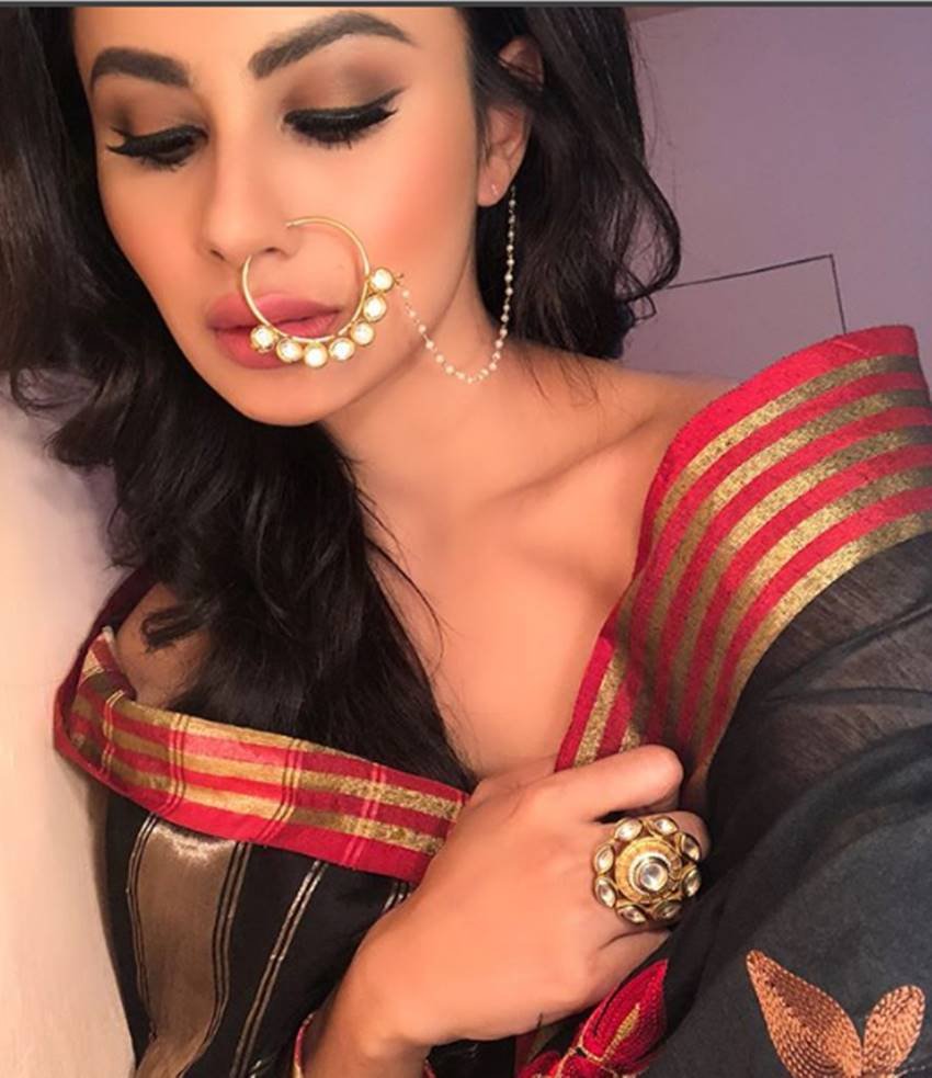 इससे पहले मौनी रॉय ट्रेडिशनल अवतार में सोशल मीडिया पर नजर आई थीं, जिसमें मौनी ने नीले रंग की साड़ी पहनी थी। उस तस्वीर की खास बात यह थी कि तस्वीर में मौनी ने नाक में नथ भी पहनी थी।(फोटो सोर्स- इंस्टाग्राम)