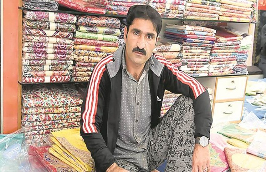 मसूरी का एक कपड़ा व्यापारी। (एक्सप्रेस फाइल फोटो- कविता उपाध्याय)