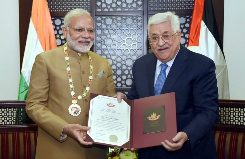 फलस्तीन के राष्ट्रपति महमूद अब्बास
ने प्रधानमंत्री नरेंद्र मोदी को फलस्तीन के सर्वोच्च सम्मान से सम्मानित किया। (फोटो सोर्स - पीटीआई)