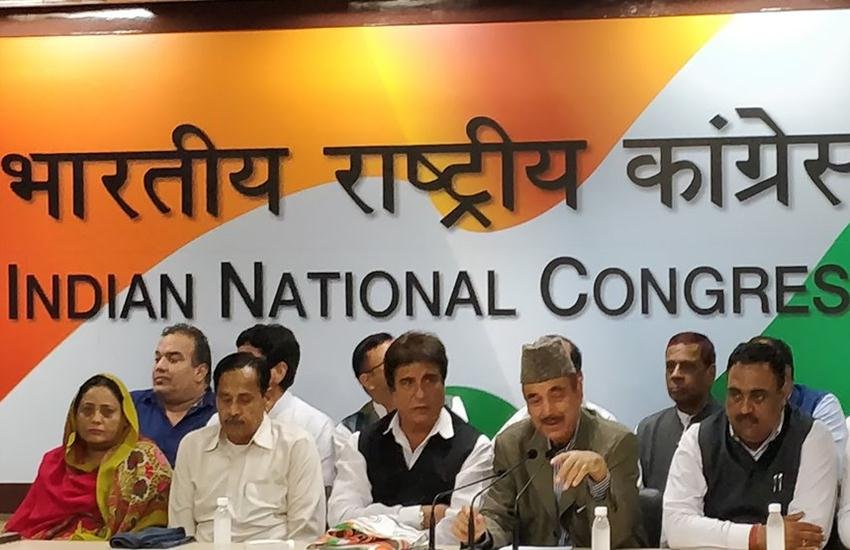 नई दिल्ली में गुरुवार शाम कांग्रेस पार्टी के महासचिव गुलाम नबी आजाद ने प्रेस कॉन्फ्रेंस आयोजित करा नसीमुद्दीन को पार्टी की सदस्यता ग्रहण कराई। (फोटोः टि्वटर)
