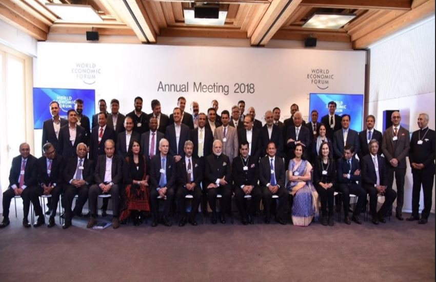 दावोस में भारतीय बिजनेसमैन के प्रतिनिधिमंडल के साथ प्रधानमंत्री नरेंद्र मोदी ने फोटो खिंचवाई थी। इसमें नीरव मोदी भी शामिल थे। (फोटो सोर्स: सीताराम येचुरी के ट्विटर अकाउंट से)