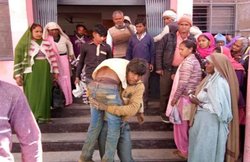 यूपी: एम्बुलेंस देने से मना कर दिया, भतीजे की लाश को कंधे पर लादकर ले गया शख्स