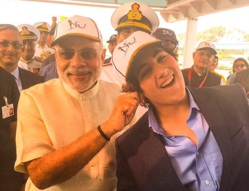 कनाडाई पीएम की बेटी के कान खींचने के अलावा मोदी जाने-माने बॉलीवुड एक्टर अक्षय कुमार के बेटे आरव के कान खींच चुके थे। यह घटना साल 2016 की थी, तब विशाखापत्तनम में इंटरनेशनल फ्लीट रिव्यू कार्यक्रम हुआ था। अक्की वहां पत्नी ट्विंकल और बेटे संग पहुंचे थे। खिलाड़ी कुमार ने उस वक्त यह फोटो अपने टि्वटर अकाउंट से शेयर किया था। साथ ही कैप्शन में लिखा था, "पिता के नाते मेरे लिए गर्व का पल है, जब पीएम आपके बेटे के कान खींचे और उसे अच्छा बच्चा कहें।" (फोटोः टि्वटर)