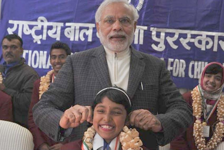 प्रधानमंत्री मोदी इससे पहले 2015 में वीरता पुरस्कार विजेता रीपा दास के साथ भी एक कार्यक्रम में कान की बात करते नजर आए थे। कार्यक्रम में तब खींचा गया उनका फोटो खूब वायरल हुआ था। (फोटोः नरेंद्र मोदी डॉट इन)