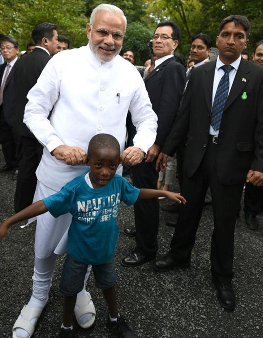 अपने जापान के दौरे पर मोदी की एक बच्चे से भेंट हुई थी। पीएम उस दौरान यहां के क्योटो स्थित किनकाकू-जी मंदिर में दर्शन करने जा रहे थे, जहां उन्होंने बच्चे के कान खींचते हुए तस्वीर खिंचा ली थी। (फोटोः पीआईबी इंडिया)