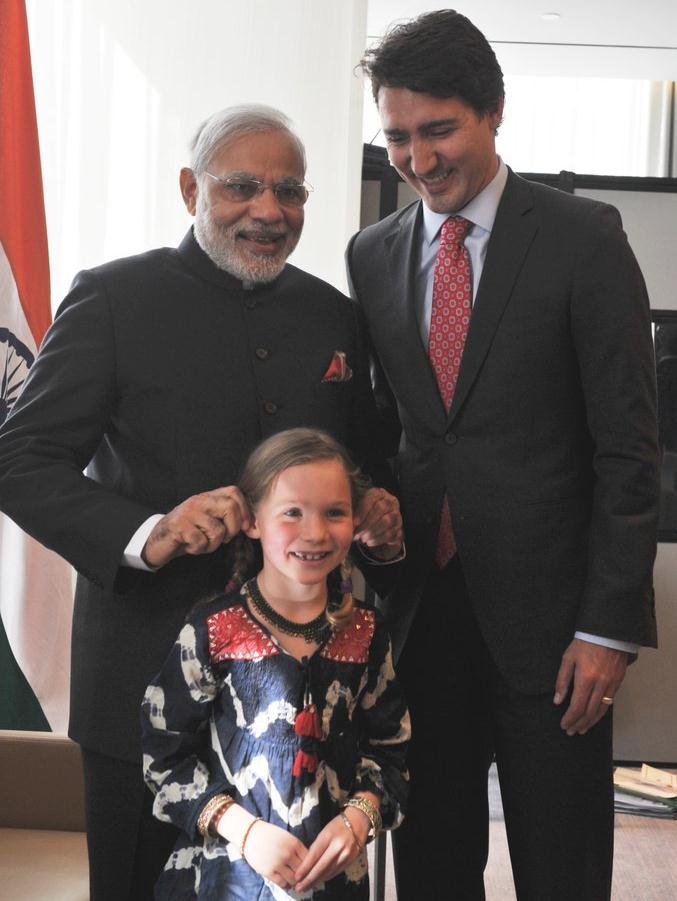 पीएम मोदी ने टि्वटर पर 22 फरवरी को पोस्ट किया। लिखा, "मुझे उम्मीद है कि पीएम ट्रूडो और उनके परिवार को यहां (भारत) में रुकने में अच्छा लगा होगा। मैं उनके बच्चों- जेवियर, एला-ग्रेस और हैडरीन से मिलना चाहूंगा। ये रही 2015 में मेरी कनाडा दौरे की तस्वीर। मैं तब पीएम ट्रूडो और एला-ग्रेस से मिला था। (फोटोः टि्वटर)