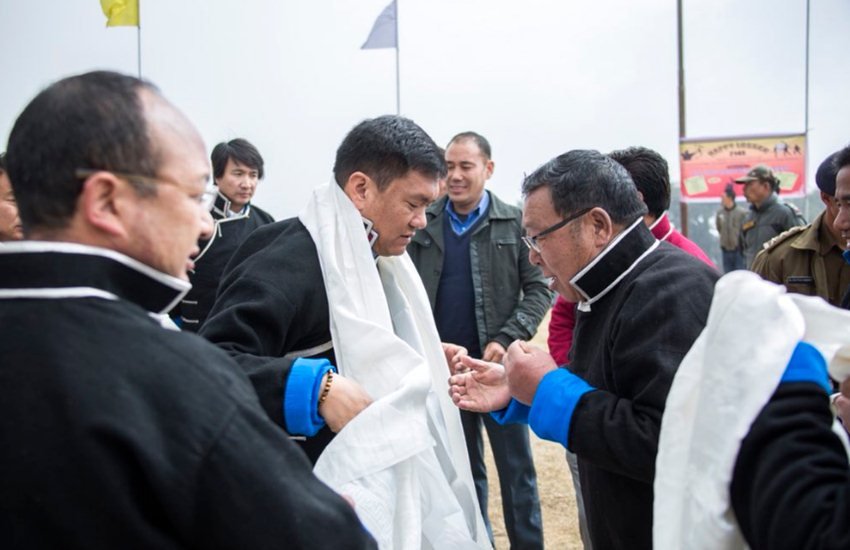 अरुणाचल प्रदेश के मुख्यमंत्री पेमा खांडू ने तवांग जिले के मुक्तो गांव में आयोजित विकास बैठक में हिस्सा लिया। (फोटो सोर्स: पेमा खांडू के टि्वटर अकाउंट से) 