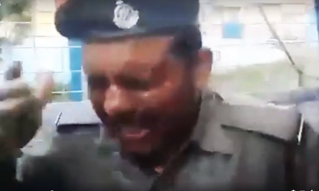 पुलिस आरक्षक राजेश राठौर ने आत्मदाह की कोशिश की (स्क्रीनशॉट/जनसत्ता फेसबुक)