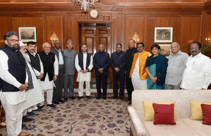राष्ट्रपति रामनाथ कोविंद से राहुल गांधी समेत विभिन्न विपक्षी दलों के नेताओं ने राष्ट्रपति भवन में मुलाकात की। (फोटो सोर्स: प्रेसिडेंट ऑफ इंडिया के टि्वटर अकाउंट से)