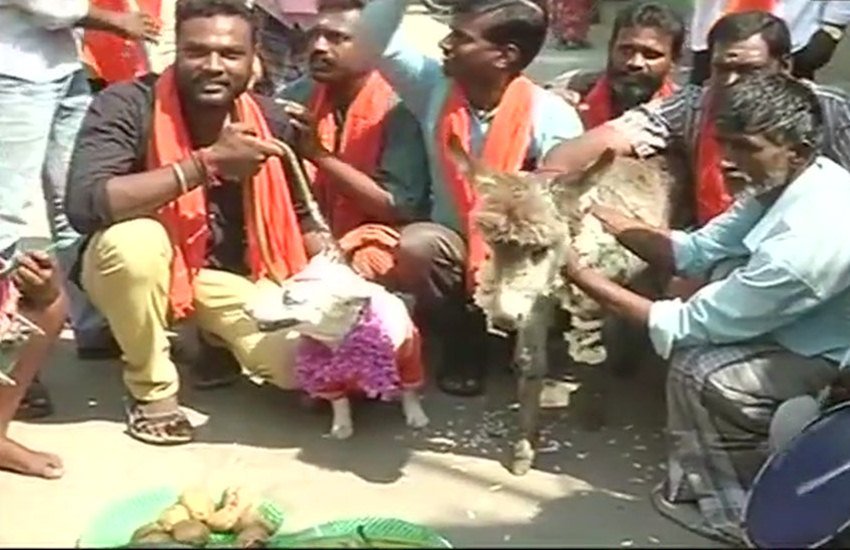 वेलेंटाइन डे के विरोध में प्रदर्शन (ANI फोटो)