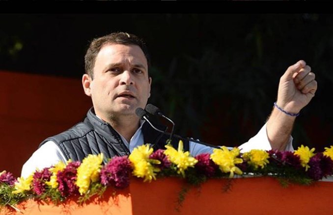 वीडियो: कर्नाटक में मंच पर पहुंचे राहुल गांधी और माइक ने दे दिया धोखा, देखिए उनका रिएक्शन