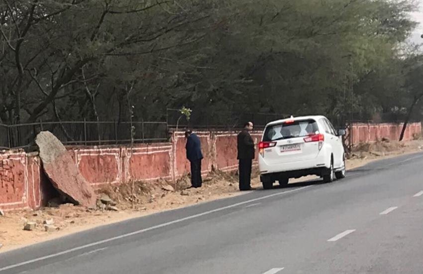 राजस्‍थान के स्‍वास्‍थ्‍य मंत्री कालीचरण श्रॉफ की खुले में पेशाब करने की तस्‍वीर वायरल हो रही है। (फोटो सोर्स: टि्वटर से)