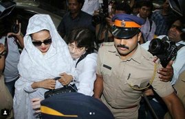 actress rekha, Rekha, rekha pays tribute ro sridevi, Anil kapoor home, sridevi, sridevi died, sridevi death, Shree Devi Funeral, Shri Devi Funeral, Shree Devi Funeral Video, Shree Devi Death, Shree Devi, Shri Devi, Shri Devi News, sridevi news, sridevi latest news, sridevi died news, sridevi death news in hindi, sridevi funeral, sridevi death news in hindi, sridevi actress, actress sridevi, sridevi latest news, sridevi passes away, Hindi news, news in Hindi, Jansatta