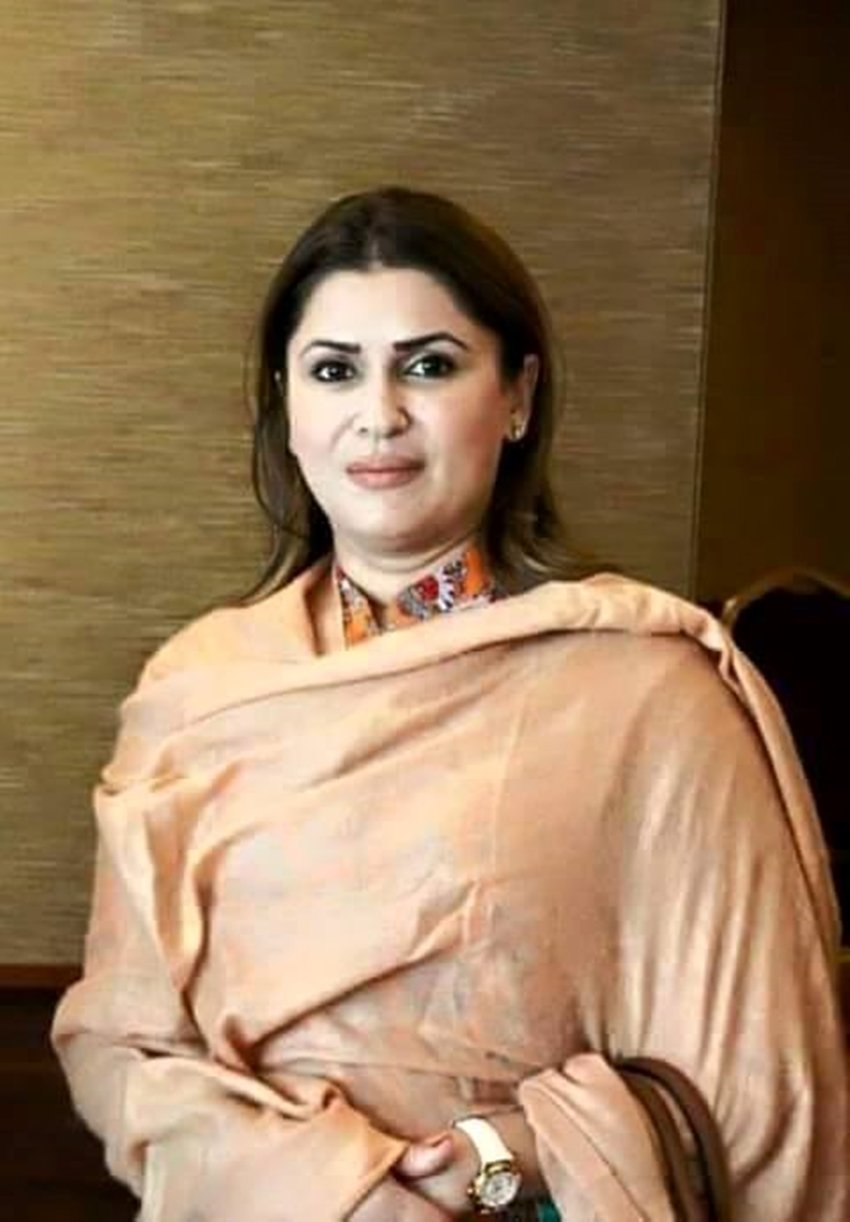 शाजिया मारी सिंधी बलोच पाकिस्तानी नेता और वर्तमान में पाकिस्तान पीपल्स पार्टी (पीपीपी) की तरफ से सांसद हैं। वह सिंध की सूचना और विद्युत शक्ति प्रांतीय मंत्री भी हैं। सिंध से वह पहली बार 2002 और फिर 2008 में सांसद चुनी गई थीं। वह सिंध के रसूखदार और राजनीतिज्ञों के परिवार से ताल्लुक रखती है। (फोटो सोर्स- फेसबुक)