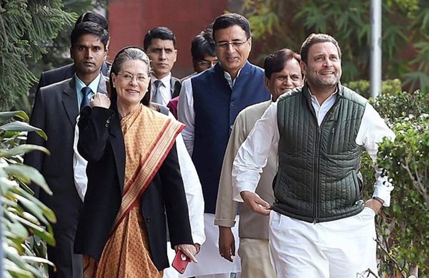 कांग्रेस मुख्यालय में सोनिया गांधी और राहुल गांधी (PTI फोटो)