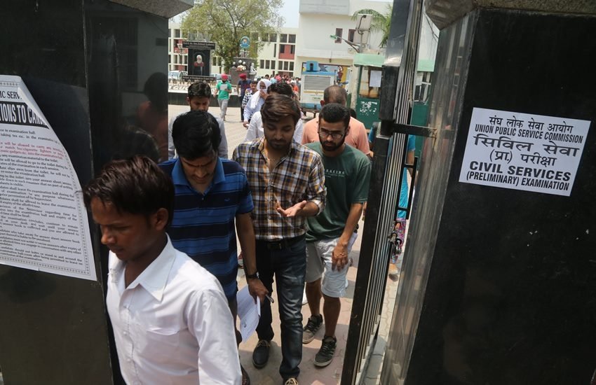 आवेदन करने के लिए वेबसाइट पर जाएं। 'अप्लाई ऑनलाइन' पर क्लिक करें। 