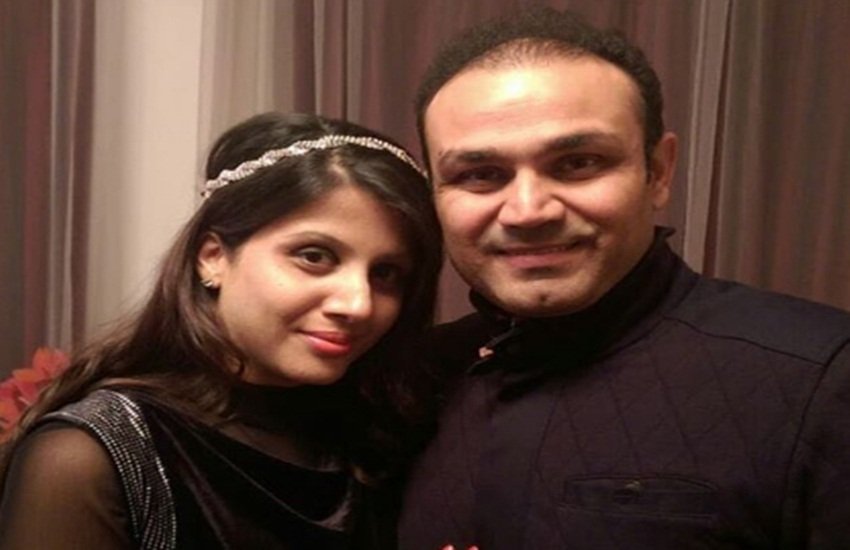 क्रिकेटर वीरेंद्र सहवाग अपनी पत्नी आरती अहलावत के साथ। (फोटो सोर्स- इंस्टाग्राम/virendersehwa)