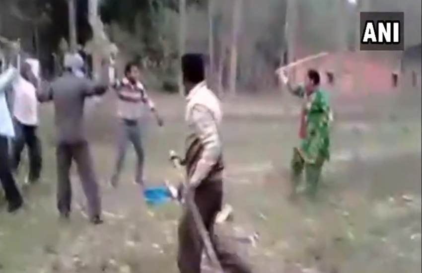 हरियाणा में एक महिला ने लाठी लेकर पति को पीटने वाले बदमाशों को खदेड़ दिया। (एएनआई के वीडियो से लिया गया स्क्रीनशॉट)