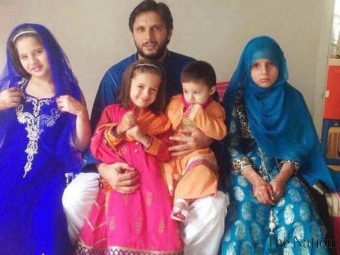 shahid afridi with nadia afridi, Nilanka married to Sri Lankan cricketer Tilakratne Dilshan, virender sehwag, sehwag twitter, virender sehwag wife, Saeed Anwar with, murali vijay with nikita, Shahid afridi, Sports gallery, jansatta gallery