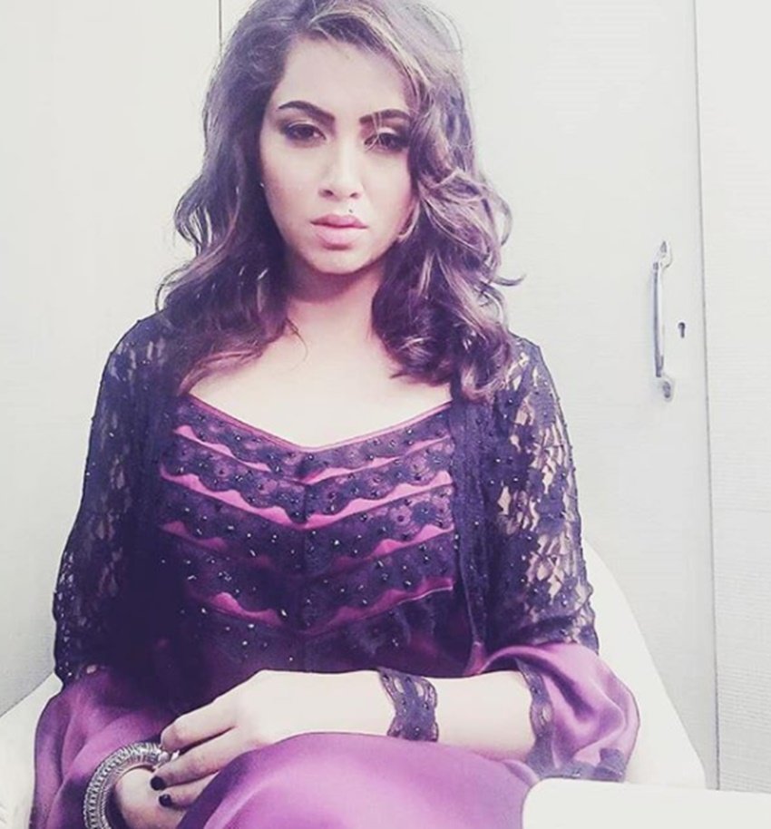 Arshi khan, Arshi khan Photoshoot, Arshi khan Photos, Arshi khan photoshoot in bed, Arshi khan bold photos, Arshi khan trolled, Bigg boss 11, Bigg boss Arshi khan, Hiten tejwani, Mtv, Bcl, Box cricket league, Ekta kapoor, bigg boss shilpa shinde, vikas gupta, bollywood news, prabhas, entertainment ne