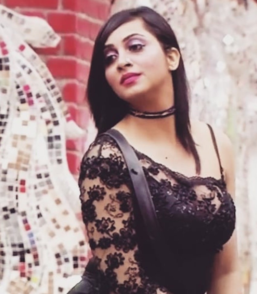 Arshi khan, Arshi khan Photoshoot, Arshi khan Photos, Arshi khan photoshoot in bed, Arshi khan bold photos, Arshi khan trolled, Bigg boss 11, Bigg boss Arshi khan, Hiten tejwani, Mtv, Bcl, Box cricket league, Ekta kapoor, bigg boss shilpa shinde, vikas gupta, bollywood news, prabhas, entertainment ne