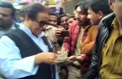 आजम खान की अगुआई में समाजवादी पार्टी का पकौड़ा प्रदर्शन, सड़क पर तले पकौड़े