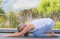 बालासन: पीठ और कंधे के दर्द से दिला सकता है मुक्ति, जानिए विधि और इसके फायदे