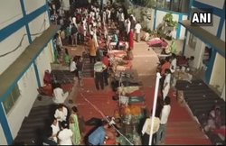 मध्य प्रदेश: शिवरात्रि का प्रसाद खाने से डेढ़ हजार लोग बीमार, जिला अस्पताल में जमीन पर लिटाकर इलाज