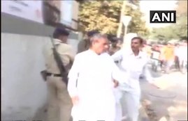 Bhanubhai Vankar, Dalit acivist, Karsan Solanki, bjp mla Karsan Solanki, BJP Legislator Karsan Solanki, Gujarat, BJP MLA, Gandhinagar Civil Hospital, Hindi news, gujarat news, news in Hindi, Jansatta