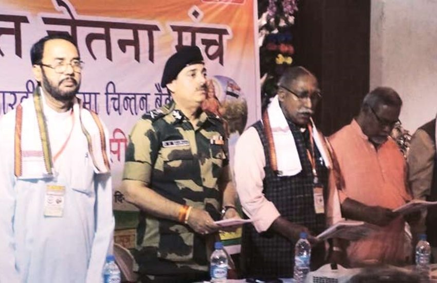 मंच पर वर्दी में नजर आए बीएसएफ के महानिदेशक के के शर्मा। (तस्वीर टीएमसी सांसद डेरेक ओ ब्रायन ने ट्वीट की) 