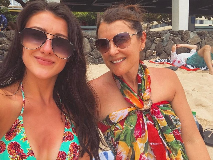 इंस्टाग्राम पर उनके कुल 46.6 लाख फॉलोअर्स हैं। चेल्सिया पार्टियों और इवेंट्स में जाना खासा पसंद करती हैं और सोशल मीडिया भी सक्रिय रहती हैं। (सभी फोटोज़:इंस्टाग्राम/Minks/Chelsea)