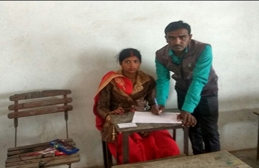 परीक्षा देने पहुंची दुल्हन 