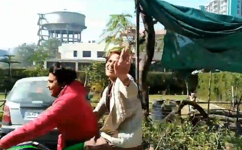 kumar vishwas, kumar vishwas bike ride, kumar vishwas latest photos, kumar vishwas ValentinesDay, kumar vishwas celebrate Valentines Day with bhis wife, kumar vishwas aap, aap leader kumar vishwas