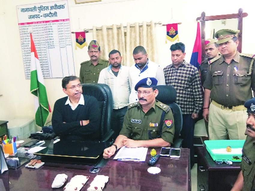 चंदौली में मंगलवार को पेपर आउट करने वाले तीनों आरोपियों को पेश करती पुलिस। चंदौली में मंगलवार को पेपर आउट करने वाले तीनों आरोपियों को पेश करती पुलिस।