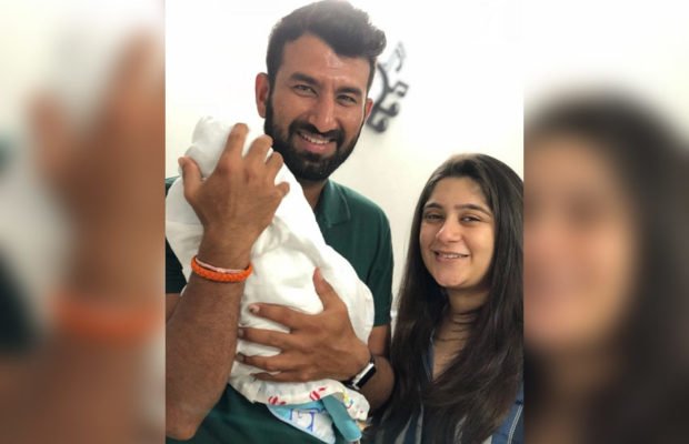भारतीय क्रिकेट टीम के दिग्गज खिलाड़ी चेतेश्वर पुजारा के घर 22 फरवरी को एक नन्ही परी ने जन्म लिया। अपनी बेटी की पहली तस्वीर पुजारा ने फैंस के बीच साझा करते हुए लिखा, "छोटी बच्ची का स्वागत... मैं अपनी जिंदगी में एक नई भूमिका निभाने के लिए बहुत उत्साहित हूं... हमने एक विश मांगी थी, जो अब पूरी हो गई है..."