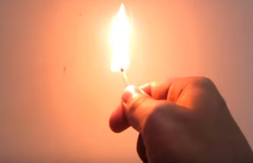माचिस लेने के मामले में लिखित शिकायत (तस्वीर का प्रयोग प्रतीक के तौर पर किया गया है। स्क्रीनशॉट/यूट्यूब)