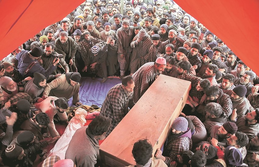 आतंकवादियों की गोली से कांस्टेबल खान शहीद हो गए। 