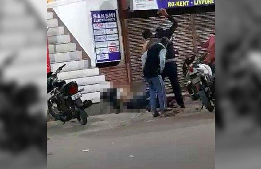 भरे बाजार में दिलीप को बेरहमी से पीटा गया। (Source: YouTube Video Grab) भरे बाजार में दिलीप को बेरहमी से पीटा गया। (Source: YouTube Video Grab)