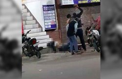 वीडियो: छात्र को दबंगों ने रॉड, पाइप, हॉकी स्टिक से पीटा, मौत