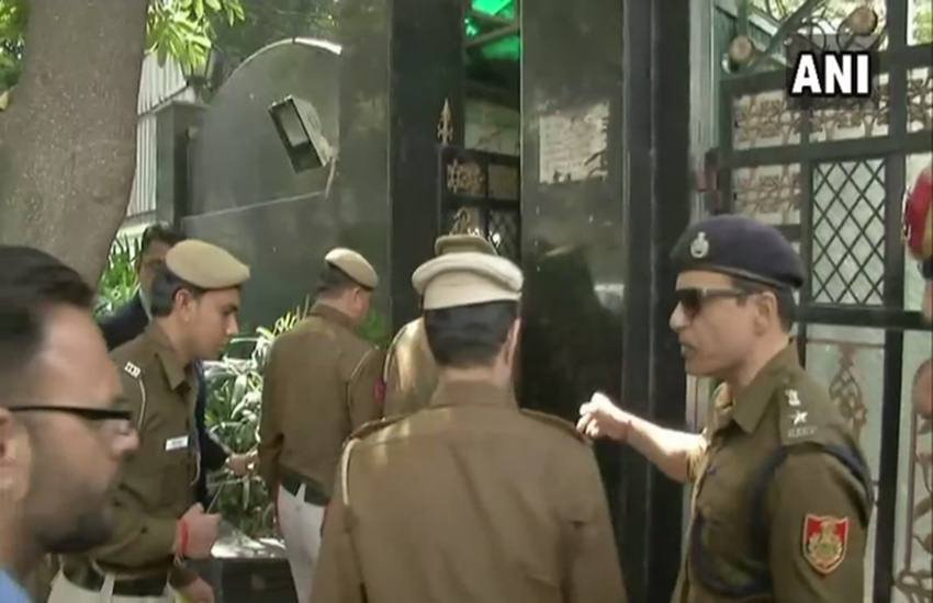 मुख्‍य सचिव से मारपीट मामले में जांच को लेकर अरविंद केजरीवाल के आवास पर पहुंची दिल्‍ली पुलिस। (फोटो सोर्स: एएनआई)