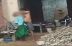 82 साल की लकवाग्रस्त मां को पीटता दिखा शख्स, वीडियो सामने आने के बाद फरार