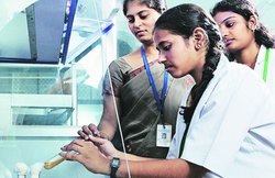 बॉयोमेडिकल इंजीनियरिंग में अवसरों की भरमार, जानिए शैक्षणिक योग्यता से लेकर सैलरी तक की जानकारी