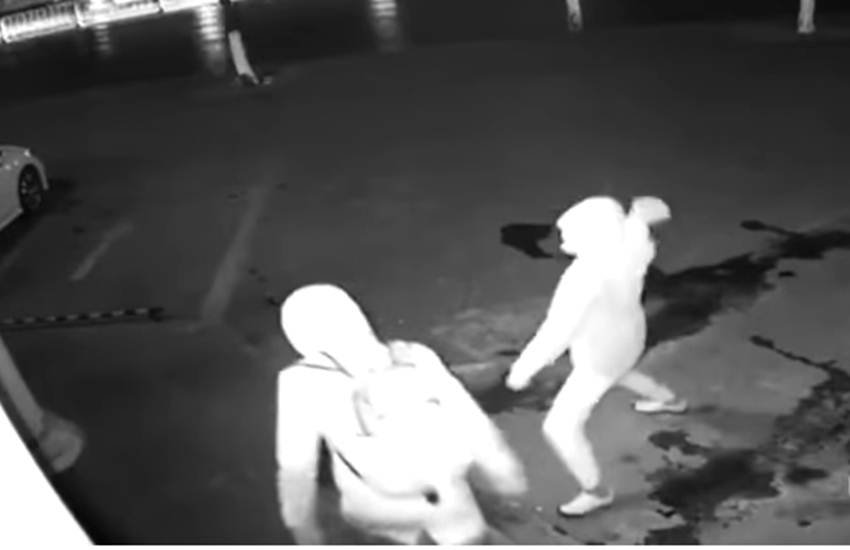 दुकान/मकान में चोरी करने की कोशिश करते चोर। (Source: Video Grab) दुकान/मकान में चोरी करने की कोशिश करते चोर। (Source: Video Grab)