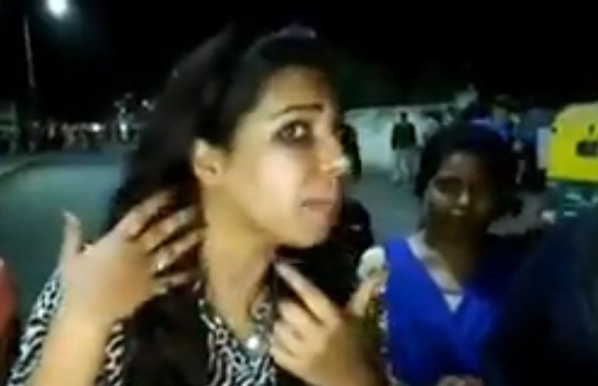 महिलाओं ने पुलिस पर मारपीट का आरोप लगाया है। (फोटो सोर्स: टि्वटर से स्क्रीन शॉट)