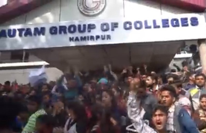 छात्रा से दुष्‍कर्म की घटना सामने आने के बाद छात्रों ने विरोध प्रदर्शन किया है। (फोटो सोर्स: यूट्यूब स्‍क्रीन शॉट)