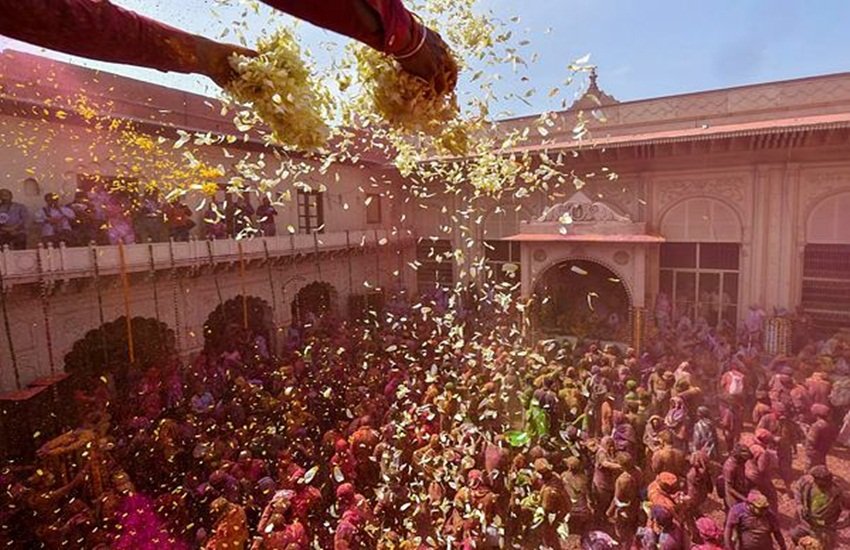 होली की जश्न मनाते लोग (फोटो सोर्स- PTI)
