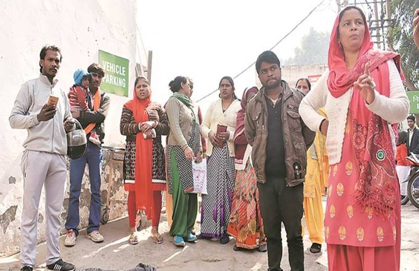 इसी जगह पर गर्भवती महिला ने बच्चे को जन्म दिया। (Express Photo by Manoj Kumar)